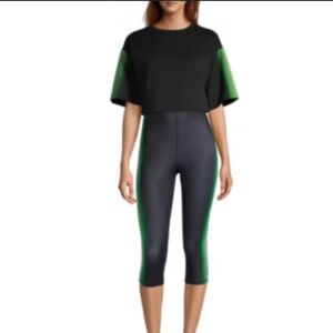 Sports Illustrated NWT Crew Neck Short Sleeve Crop Top and   Capri Pant set. Med
